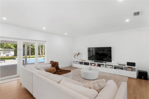 House in Miami, Florida 3 bedrooms, 237.64 sq.m. № 1997534 - photo 17