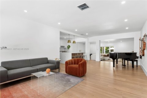House in Miami, Florida 3 bedrooms, 237.64 sq.m. № 1997534 - photo 11