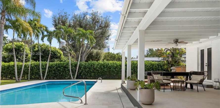 House in Miami, Florida 3 bedrooms, 237.64 sq.m. № 1997534