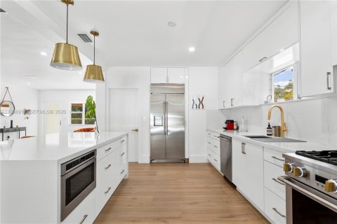 House in Miami, Florida 3 bedrooms, 237.64 sq.m. № 1997534 - photo 15