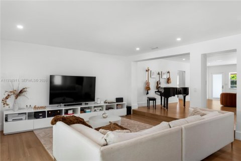 House in Miami, Florida 3 bedrooms, 237.64 sq.m. № 1997534 - photo 16