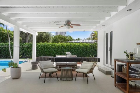 House in Miami, Florida 3 bedrooms, 237.64 sq.m. № 1997534 - photo 4