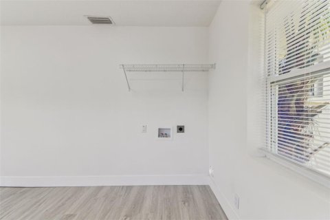 Casa en venta en Tampa, Florida, 4 dormitorios, 134.89 m2 № 1784317 - foto 3
