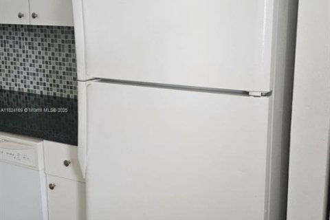 Condo in North Miami Beach, Florida, 2 bedrooms  № 1790155 - photo 2