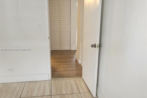 Condo in North Miami Beach, Florida, 2 bedrooms  № 1790155 - photo 11