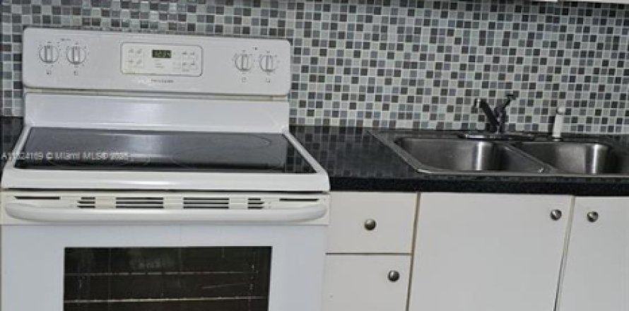 Condo in North Miami Beach, Florida, 2 bedrooms  № 1790155