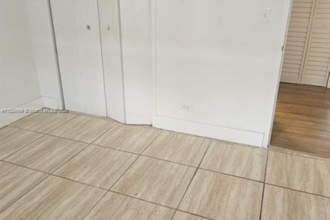Condo in North Miami Beach, Florida, 2 bedrooms  № 1790155 - photo 10