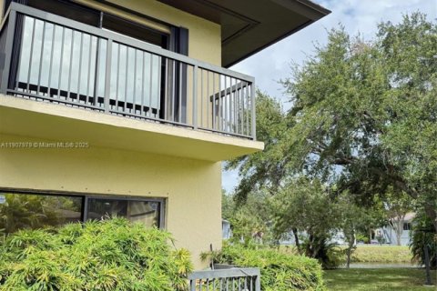 Copropriété à louer à Miami, Floride: 2 chambres, 105.91 m2 № 1964281 - photo 1