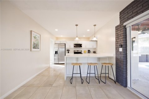 House in Hollywood, Florida 3 bedrooms, 166.2 sq.m. № 2071992 - photo 8