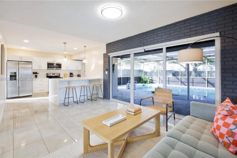 House in Hollywood, Florida 3 bedrooms, 166.2 sq.m. № 2071992 - photo 11