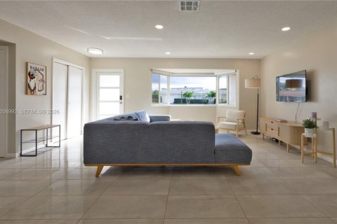 House in Hollywood, Florida 3 bedrooms, 166.2 sq.m. № 2071992 - photo 7