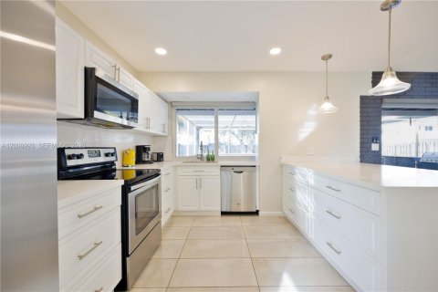 House in Hollywood, Florida 3 bedrooms, 166.2 sq.m. № 2071992 - photo 10