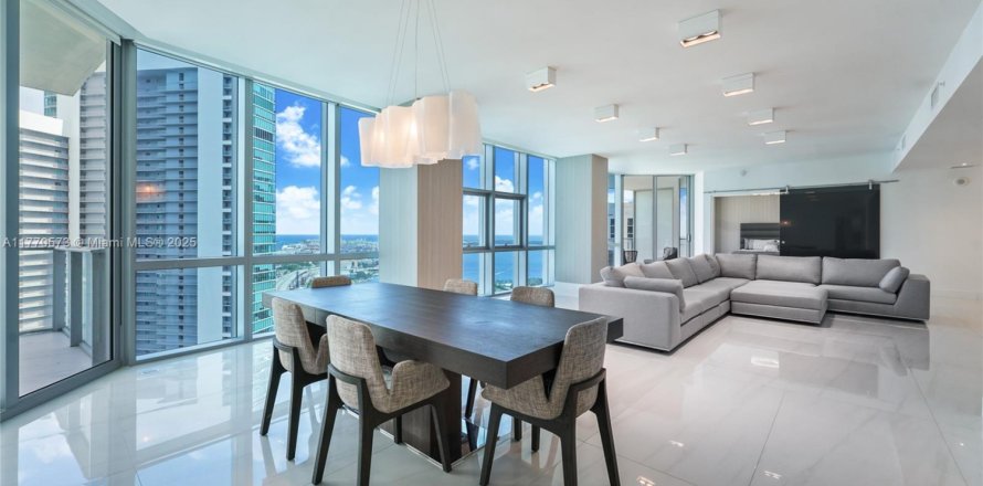 Condominio en Miami, Florida, 3 dormitorios  № 1978209