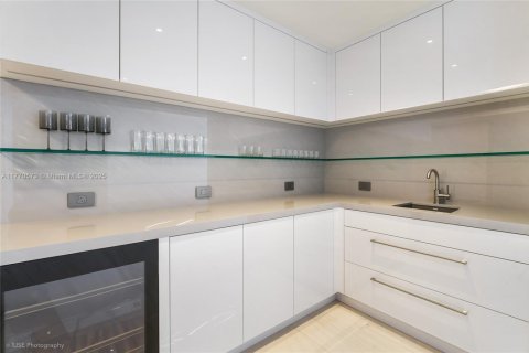 Condominio en alquiler en Miami, Florida, 3 dormitorios, 263.94 m2 № 1978209 - foto 5