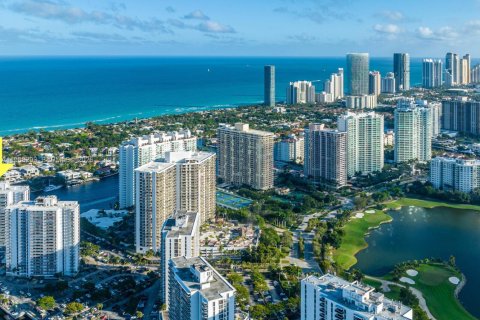 Condominio en Aventura, Florida, 2 dormitorios  № 2029387