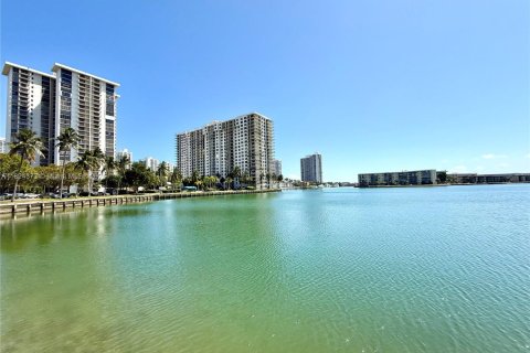 Condominio en alquiler en Aventura, Florida, 2 dormitorios, 136.19 m2 № 2013724 - foto 4