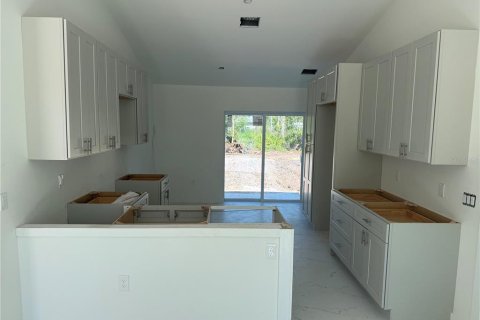House in Punta Gorda, Florida 3 bedrooms, 102.01 sq.m. № 2238242 - photo 4