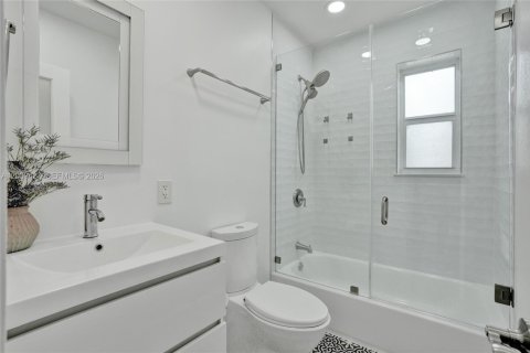 House in Miami, Florida 4 bedrooms, 142.88 sq.m. № 2084054 - photo 18