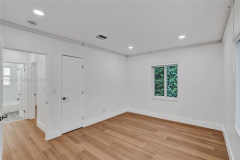 House in Miami, Florida 4 bedrooms, 142.88 sq.m. № 2084054 - photo 9