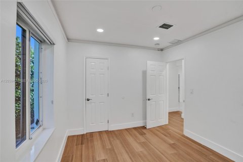 House in Miami, Florida 4 bedrooms, 142.88 sq.m. № 2084054 - photo 16