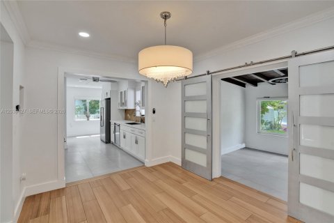 House in Miami, Florida 4 bedrooms, 142.88 sq.m. № 2084054 - photo 22