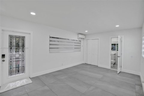 House in Miami, Florida 4 bedrooms, 142.88 sq.m. № 2084054 - photo 28