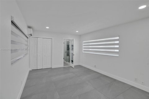 House in Miami, Florida 4 bedrooms, 142.88 sq.m. № 2084054 - photo 29