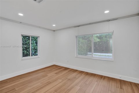 House in Miami, Florida 4 bedrooms, 142.88 sq.m. № 2084054 - photo 10
