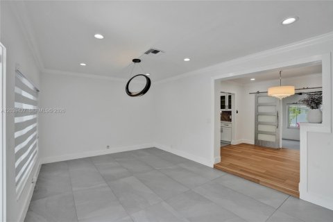 House in Miami, Florida 4 bedrooms, 142.88 sq.m. № 2084054 - photo 5