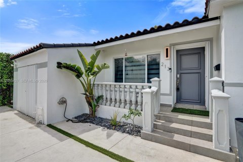 House in Miami, Florida 4 bedrooms, 142.88 sq.m. № 2084054 - photo 4