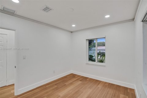 House in Miami, Florida 4 bedrooms, 142.88 sq.m. № 2084054 - photo 15
