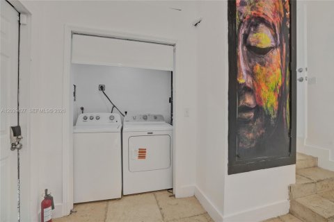 House in Miami, Florida 4 bedrooms, 142.88 sq.m. № 2084054 - photo 30