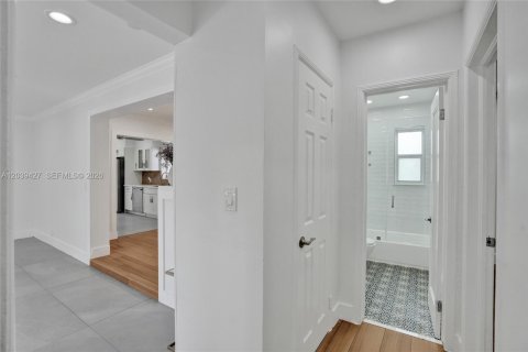 House in Miami, Florida 4 bedrooms, 142.88 sq.m. № 2084054 - photo 13
