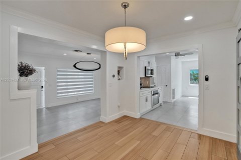 House in Miami, Florida 4 bedrooms, 142.88 sq.m. № 2084054 - photo 23