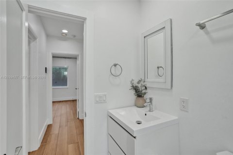 House in Miami, Florida 4 bedrooms, 142.88 sq.m. № 2084054 - photo 19