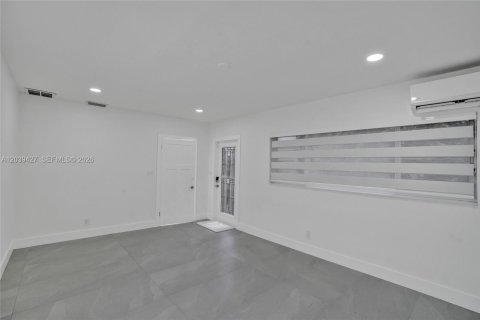 House in Miami, Florida 4 bedrooms, 142.88 sq.m. № 2084054 - photo 27