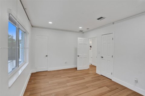 House in Miami, Florida 4 bedrooms, 142.88 sq.m. № 2084054 - photo 8
