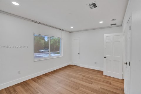 House in Miami, Florida 4 bedrooms, 142.88 sq.m. № 2084054 - photo 12