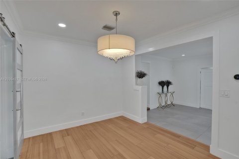 House in Miami, Florida 4 bedrooms, 142.88 sq.m. № 2084054 - photo 21