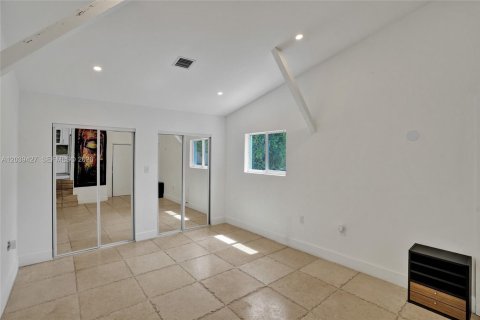 House in Miami, Florida 4 bedrooms, 142.88 sq.m. № 2084054 - photo 25