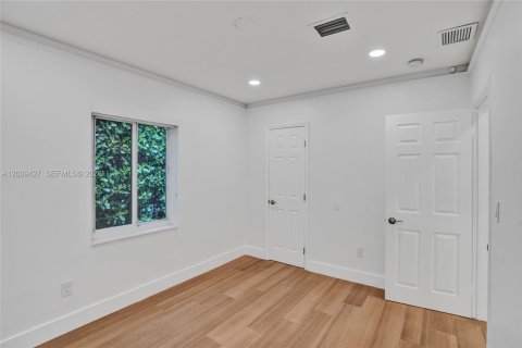 House in Miami, Florida 4 bedrooms, 142.88 sq.m. № 2084054 - photo 17