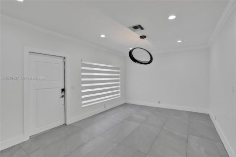 House in Miami, Florida 4 bedrooms, 142.88 sq.m. № 2084054 - photo 7