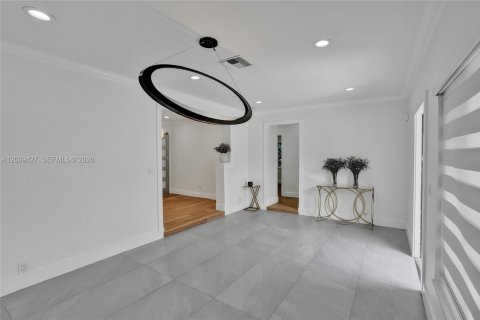 House in Miami, Florida 4 bedrooms, 142.88 sq.m. № 2084054 - photo 6