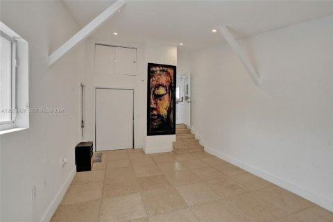 House in Miami, Florida 4 bedrooms, 142.88 sq.m. № 2084054 - photo 24