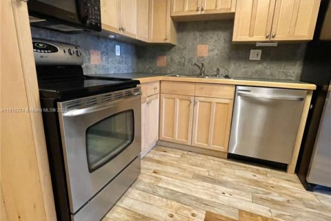 Condo in Hollywood, Florida, 1 bedroom  № 1768816 - photo 4