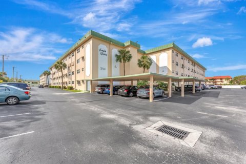 Condo in Deerfield Beach, Florida, 2 bedrooms № 2177338 - photo 2