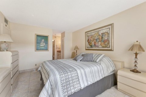 Condo in Deerfield Beach, Florida, 2 bedrooms № 2177338 - photo 18