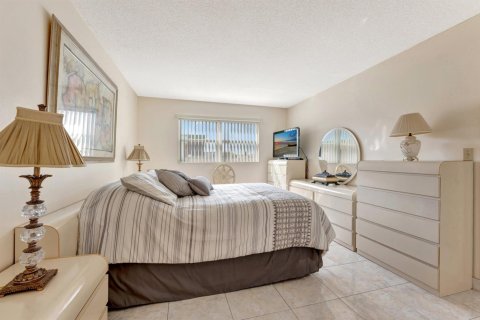 Condo in Deerfield Beach, Florida, 2 bedrooms № 2177338 - photo 17