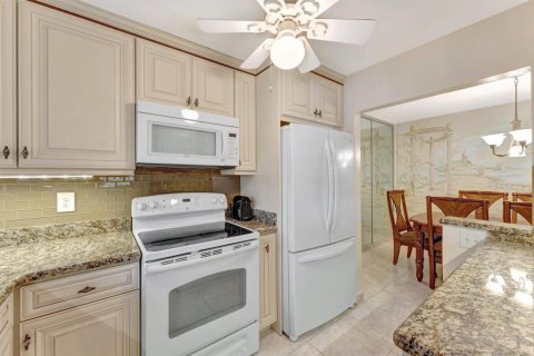Condo in Deerfield Beach, Florida, 2 bedrooms № 2177338 - photo 13