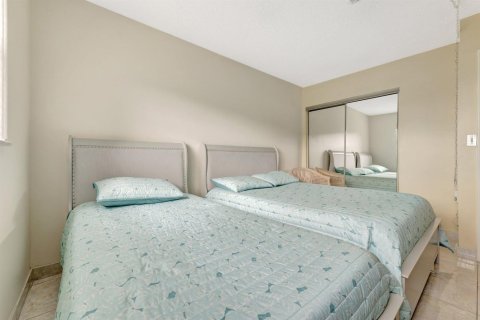 Condo in Deerfield Beach, Florida, 2 bedrooms № 2177338 - photo 16